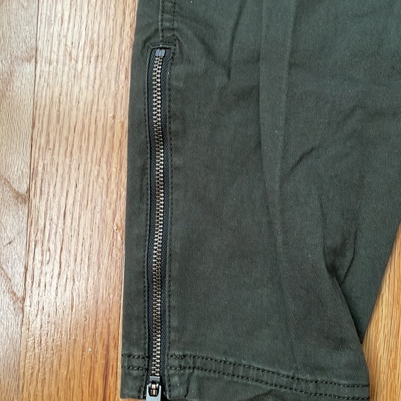 ATHLETA ORGANIC COTTON JASPER GREEN ZIPPER ANKLE CARGO PANTS 8 349782 A15 - Picture 7 of 7